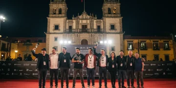 Directores y artistas celebrando en un festival de cine internacional, representando el éxito del cine mexicano independiente.