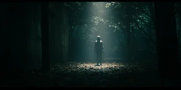 Escena atmosférica de 'El Silencio de la Noche' con figura misteriosa y ambiente de suspense.
