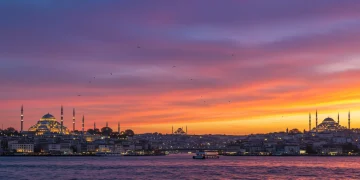 Panorama de Estambul al atardecer, representando el origen de las exitosas series turcas en México.
