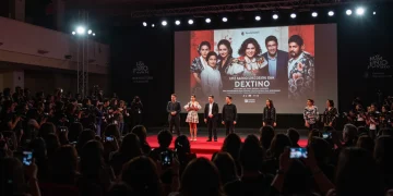 Alfombra roja y público en un festival de cine internacional, destacando una película mexicana.