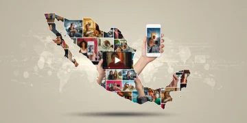Dispositivos móviles mostrando videos cortos con un mapa de México de fondo, simbolizando el alcance del SEO en contenido digital.